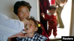 지난 2002년 북한 황해북도의 한 병원에서 북한 어린이가 국제아동기금 UNICEF가 제공한 예방약을 복용하고 있다. (자료사진)