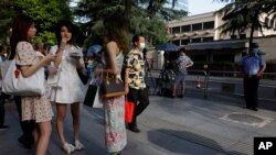 26일 중국 쓰촨성 청두 주재 미국 총영사관 앞에 중국 시민들이 모여있다.