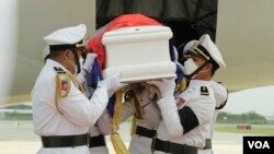 ព្រះសព​សម្តេច​ក្រុមព្រះ​ នរោត្តម​ រណឫទ្ធិ​ ត្រូវ​បាន​ដឹក​មក​ដល់​ព្រលាន​យន្តហោះ​អន្តរជាតិ​ភ្នំពេញ នៅថ្ងៃ​អាទិត្យ​ទី​៥​ ខែធ្នូ​ ឆ្នាំ​២០២១។​ (ហ៊ាន សុជាតា/វីអូអេ)