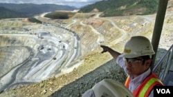 Seorang pekerja di perusahaan tambang Newmont Mining di Batu Hijau, pulau Sumbawa (foto: dok). Pengamat mengatakan seharusnya pemerintah mampu mengelola sendiri sektor pertambangan di dalam negeri.
