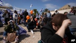 İsrailin Təl-Əviv şəhərində "Girovlar Meydanı" adlanan yerdə bir ana və iki uşağı da daxil olmaqla dörd israilli girovun cəsədlərinin HƏMAS tərəfindən Qəzzada Qırmızı Xaç təşkilatına təhvil verilərkən. 20 fevral 2025-ci il.