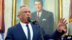 โรเบิร์ต เอฟ เคนเนดี จูเนียร์ รมว.สาธารณสุขและบริการประชาชนสหรัฐฯ ขึ้นพูด หลังปฏิญาณตนเข้ารับตำแหน่ง เมื่อ 13 ก.พ. 2568