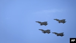 지난 4일 요르단 카라크 인근 마을에서 알카사스베 중위의 장례식이 열린 가운데 요르단 공군 전투기들이 하늘을 날고 있다. (자료사진)