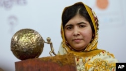Remaja Pakistan Malala Yousafzai, yang ditembak dan dilukai oleh Taliban karena mendukung pendidikan anak perempuan, berpose untuk fotografer setelah dianugerahi International Children's Peace Prize 2013, 6 September 2013. (Foto: AP)