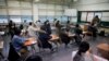 Siswa menunggu dimulainya ujian masuk perguruan tinggi tahunan di tengah pandemi Covid-19 di aula ujian di Seoul, Korea Selatan, 3 Desember 2020. (Foto: REUTERS/Kim Hong-Ji)