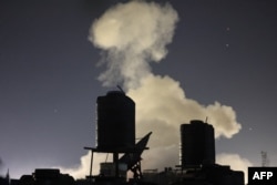 Dim se uzdiže iznad zgrada tokom izraelskog bombardovanja Rafe u južnom Pojasu Gaze 12. februara 2024. usred tekućeg sukoba između Izraela i palestinske militantne grupe Hamas.