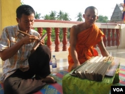 បុរស​ម្នាក់​នេះ​កំពុង​ចារ​សាស្ត្រា​ស្លឹក​រឹត​នៅ​ក្នុង​វត្ត​មួួយ​នៃ​ប្រទេស​កម្ពុជា