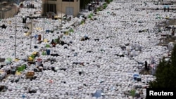 Mahajjata suna sallah a kewayen Masallacin Namira 