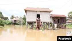 ផ្ទះ​ប្រជាពលរដ្ឋ​ដែល​​លិចទឹក​នៅ​ក្នុង​ស្រុកចិត្របូរី​ ខេត្ត​ក្រចេះ នៃ​ប្រទេស​កម្ពុជា នៅ​ថ្ងៃទី ០៤ ខែកញ្ញា ឆ្នាំ២០១៩។ (Facebook/ភាតរភាពយុទ្ធជន) 