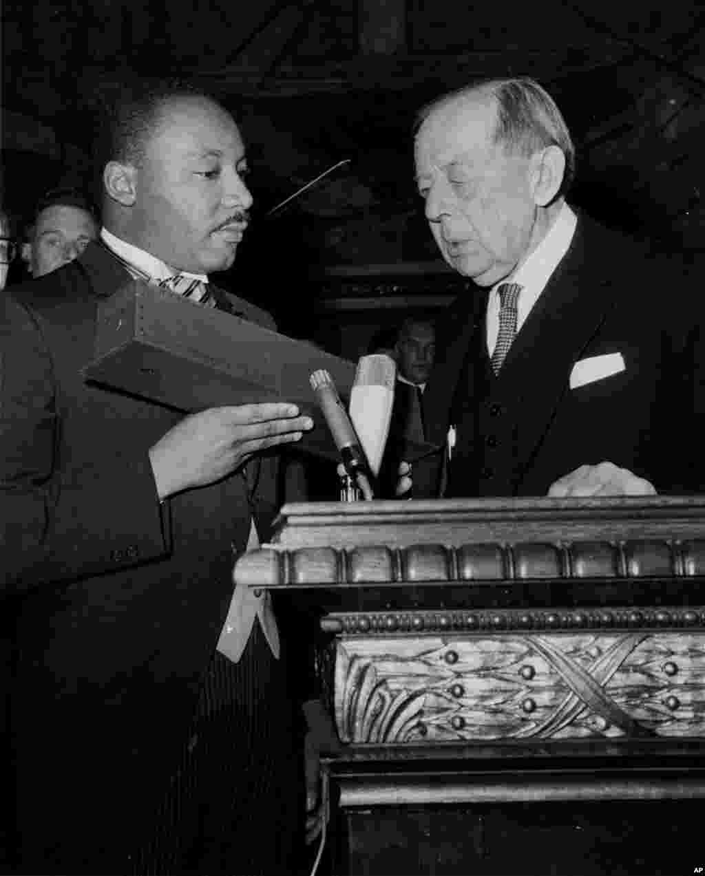 Shinto female attendants come out of the shrine at Kanda Myojin shrine in Tokyo, Japan.