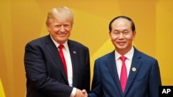 ប្រធានាធិបតី​វៀតណាមលោក ​Tran Dai Quang ចាប់ដៃ​ជាមួយ​និង​ប្រធានាធិបតី​សហរដ្ឋអាមេរិ​កលោក Donald Trump នៅ​ក្នុង​កិច្ច​ប្រជុំ​កំពូល​កិច្ច​សហប្រតិបត្តិការ​អាស៊ីប៉ាស៊ីហ្វិក​ក្នុង​ទីក្រុង​ Danang កាលពី​ថ្ងៃទី​១១ វិច្ឆិកា ២០១៧។