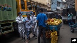 Polisi Sri Lanka menahan seorang pria yang melanggar protokol kesehatan COVID-19 yang diberlakukan oleh pemerintah setempat di Colombo, Sri Lanka, pada 7 Mei 2021. (Foto: AP/Eranga Jayawardena)