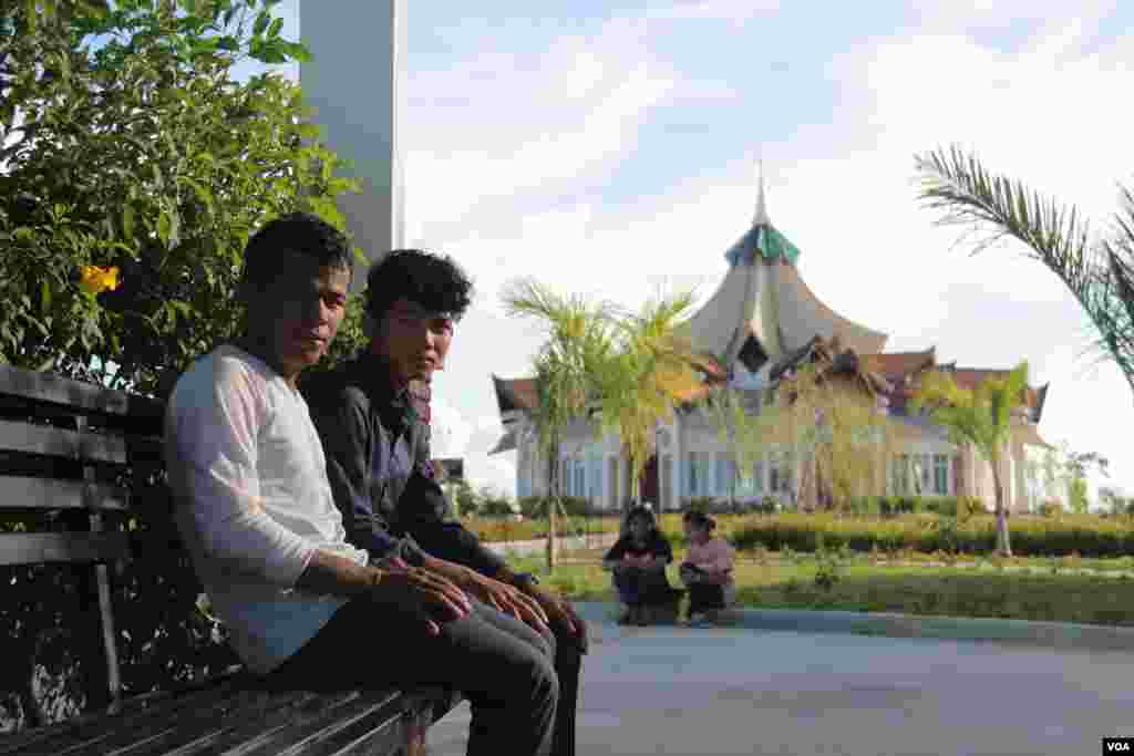Baha&rsquo;i believers relax in the temple compound during a break from the monthly meet up in Battambang province. The religion has more than 12,000 followers in Battambang province alone. (Rithy Odom/VOA)