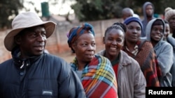 Les électeurs zimbabwéens font la queue pour voter aux élections générales du pays à Harare, au Zimbabwe, le 30 juillet 2018.