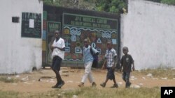 Anak-anak Liberia melewati pusat perawatan ebola di Monrovia, Liberia (foto: ilustrasi). 