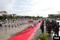 ក្រុម​មន្រ្តី​តំណាង​ក្រសួង​នានា​ប្រមាណ​៣០០​នាក់​ប្រមូល​ផ្ដុំ​គ្នា​ ដើម្បី​គោរពព្រះ​វិញ្ញាណក្ខន្ធ​ព្រះ​ករុណា​ព្រះ​បាទ​សម្តេច​នរោត្តម​ សីហនុ​ ព្រះ​បរម​រដ្ឋនកោដ្ឋ​ នៅ​ថ្ងៃ​ខួប​បី​ឆ្នាំ​នៃ​ការសោយ​ទីវង្គត​របស់​ព្រះ​អង្គ​ ដែល​ប្រារព្ធ​ឡើង​នៅ​បូជនីយដ្ឋាន​តម្កល់​រូប​សំណាក​ព្រះ​បរមរតនកោដ្ឋ នៅ​លើ​សួន​ច្បារ​វិមាន​ឯករាជ្យ​ តាម​បណ្តោយមហាវិថី​សីហនុ នៅ​រាជធានី​ភ្នំពេញ​ នៅ​ព្រឹក​ថ្ងៃ​ទី​១៥​ ខែ​តុលា​។ (​ឡេង ឡែន /VOA)