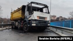 Kamioni izgoreli tokom noći u Sjevernoj Mitrovici, na mostu koji vodi na Dudin krš i povezuje se sa magistralnim putem Priština-Raška.