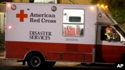미국 텍사스주 달라스시에서 에볼라 감염 환자의 가족들이 아파트에 격리된 가운데, 적십자 응급차가 생필품을 공급한 후 떠나고 있다.