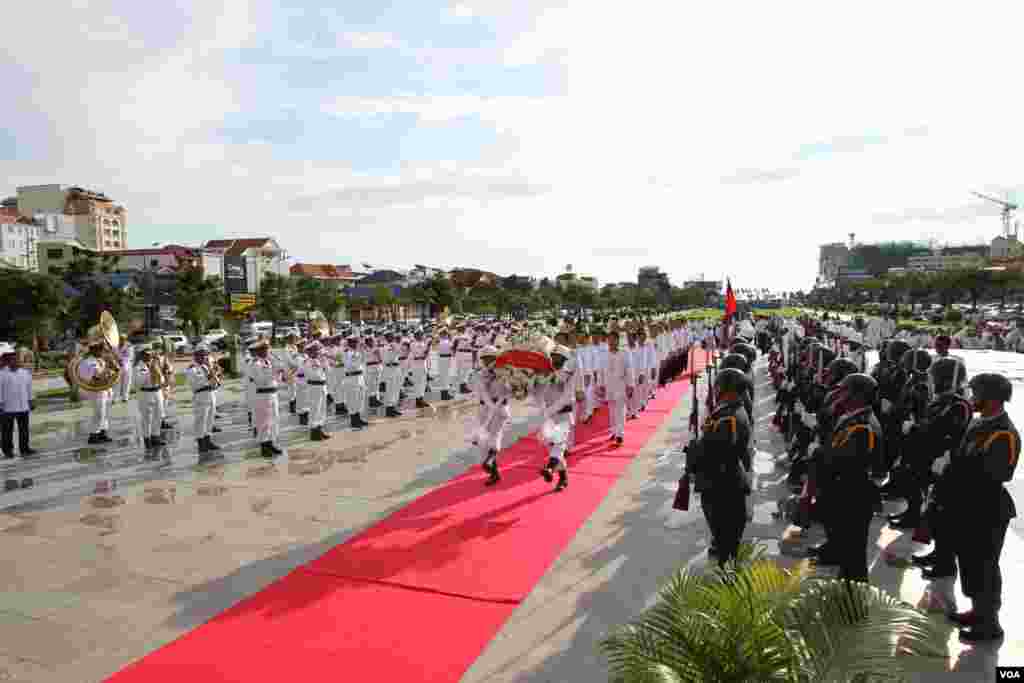 ក្រុម​មន្រ្តី​តំណាង​ក្រសួង​នានា​ប្រមាណ​៣០០​នាក់​​​ប្រមូល​ផ្ដុំ​គ្នា​ ដើម្បី​គោរព​​ព្រះ​វិញ្ញាណក្ខន្ធ​ព្រះ​ករុណា​ព្រះ​បាទ​សម្តេច​នរោត្តម​​​ សីហនុ​ ព្រះ​បរម​រដ្ឋនកោដ្ឋ​ នៅ​ថ្ងៃ​ខួប​បី​ឆ្នាំ​នៃ​ការ​​សោយ​ទីវង្គត​របស់​ព្រះ​អង្គ​ ដែល​ប្រារព្ធ​ឡើង​នៅ​បូជនីយដ្ឋាន​តម្កល់​រូប​សំណាក​ព្រះ​បរមរតនកោដ្ឋ​​ នៅ​លើ​សួន​ច្បារ​វិមាន​ឯករាជ្យ​ តាម​បណ្តោយ​​មហាវិថី​សីហនុ នៅ​រាជធានី​ភ្នំពេញ​ នៅ​ព្រឹក​ថ្ងៃ​ទី​១៥​ ខែ​តុលា​។ អតីត​ព្រះ​មហាក្សត្រ​ព្រះបាទ​​នរោត្តម​ សីហនុ​សោយទី​វង្គត​ ​នៅ​ព្រះជន្ម​៨៩​ព្រះ​វស្សា នៅ​ទីក្រុង​ប៉េកាំង ​ប្រទេស​ចិន ​កាលពី​ថ្ងៃ​ទី​១៥ ខែ​​តុលា ​ឆ្នាំ​២០១២។ (​ឡេង ឡែន /VOA)