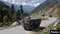 印度军队一辆卡车2020年9月3日在印中实际控制线附近行驶（路透社）