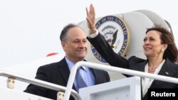 카멀라 해리스(오른쪽) 미 부통령과 부군 더그 엠호프 변호사가 지난달 18일 캘리포니아주 반덴버그 우주군 기지에서 전용기에 탑승하고 있다. (자료사진)