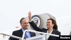 美国副总统哈里斯登上转机离开加利福尼亚州范登堡空军基地（2022年4月18日）