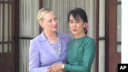 Menlu AS Hillary Clinton bertemu pemimpin demokrasi Burma, Aung San Suu Kyi saat berkunjung ke Burma (foto: dok).