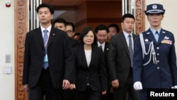 Presiden Taiwan Tsai Ing-wen (tengah) di bandar udara Taoyuan, Taipei, sebelum terbang ke negara-negara sekutu di Amerika Latin (7/1). (Reuters/Tyrone Siu)