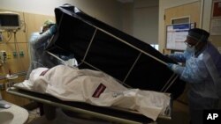 지난 1월 미국 로스앤젤레스 시내 병원 관계자들이 신종 코로나바이러스 감염증 사망자 시신을 다루고 있다. (자료사진)