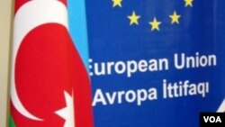 Avropa İttifaqı və Azərbaycanın bayraqları 