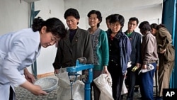 북한 평안남도 안주에서 주민들이 식량 배급을 받고 있다. (자료사진).