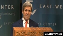 លោក​​​រដ្ឋ​​​មន្ត្រី John Kerry ថ្លែង​​​ពី​​​នយោបាយ​​​ការ​​​បរទេស​​​​​​សហរដ្ឋ​​​អាមេរិក​​​នៅ​​​អាស៊ី​​​ទៅ​​​កាន់​​​និស្សិត​​​នៅ​​​វិទ្យាស្ថាន​​​ East West Center នៅ​​​រដ្ឋ​​​ហាវ៉ៃ កាល​​​ពី​​​ថ្ងៃ​​​ទី១៣ ខែ​​​សីហា ឆ្នាំ​​​២០១៤។