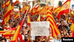 Un homme tient un écriteau "je suis catalan et espagnol" à Barcelone, Espagne, le 8 octobre 2017.