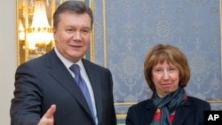 Presiden Ukraina Viktor Yanukovych (kiri) menyambut pejabat Uni Eropa Catherine Ashton di Kiev, Ukraina (foto: dok). 