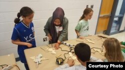 Wita Salim saat mengajarkan proses membatik kepada anak-anak di Washington, D.C. (dok: Wita Salim)