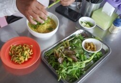 លោក សូផេង មាន​វ័យ៥០ ឆ្នាំ កំពុង​ពិសារ​នំបញ្ចុក​នៅ​ជិត​វត្តបទុមវត្តី​ក្នុង​រាជធានី​ភ្នំពេញ​កាលពី​ថ្ងៃទី៣១ ខែមករា ឆ្នាំ២០២០។ (ផន បុប្ផា/VOA)