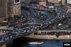Overcrowding in Cairo is already contributing to pollution in the Nile. Experts say the problem may get worse if the dam chokes off the river’s flow. Cairo, Egypt, Feb. 26, 2018. (H. Elrasam/VOA)