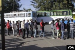 በአዲስ አበባ ካሳንቺስ አካባቢ ታክሲ ያጡ ተሳፋሪዎች ለጊዜው በተመድቡ አውቶብሶች ላይ ለመሳፈር ሰልፍ ይዘው፡፡