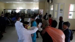 Lekari u Avganistanu mere temperaturu avganistanskim izbeglicama iz Irana (Foto:AP)