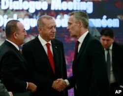 Turski predsednik Rečep Tajip Erdogan (centar) i ministar inostranih poslova Turske Mevlut Čavušoglu (levo) razgovaraju sa generalnim sekretarom NATO Jensom Stoltenbergom tokom NATO-ovog mediteranskog idjaloga, u Ankari, Turska, 6. maja 2019.