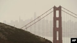 18일 미국 캘리포니아주 샌프란시스코 시내 금문교 너머로 산불 현장에서 발생한 연기가 자욱하다. 