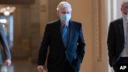 លោក Mitch McConnell មេដឹកនាំ​គណបក្ស​សាធារណរដ្ឋ​ក្នុង​ព្រឹទ្ធសភា​សហរដ្ឋ​អាមេរិក ដើរក្នុងសាលវិមានរដ្ឋសភា ក្នុងរដ្ឋធានីវ៉ាស៊ីនតោន ថ្ងៃទី២១ ខែមករា ឆ្នាំ២០២១។