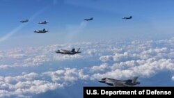 지난해 8월 미한 공군 연합 항공차단 작전에서 한국 공군 F-15K 전투기와 미국 해병대 F-35B 스텔스 전투기가 함께 비행하고 있다.