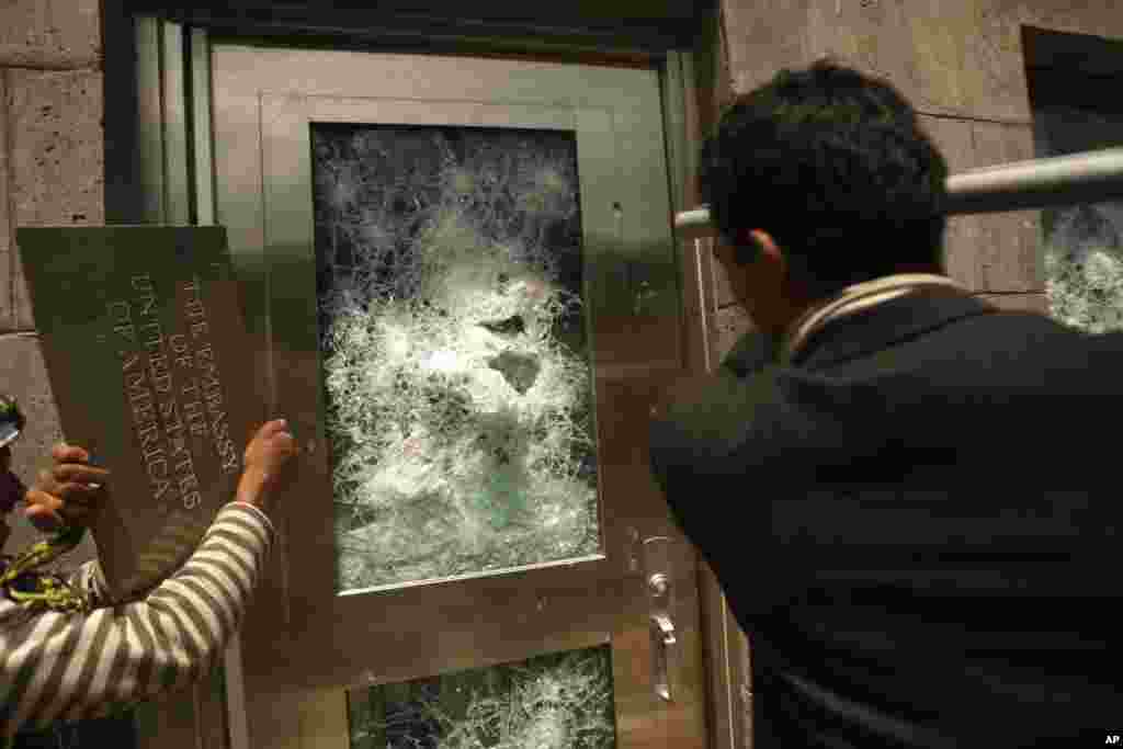 Yemeni protestors break a door of the U.S. Embassy during a protest about a film ridiculing Islam&#39;s Prophet Mohammed, Sana&#39;a, Yemen, September 13, 2012. 