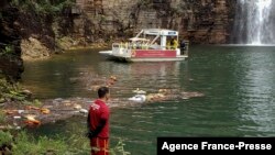Seorang pemadam kebakaran terlihat di lokasi pencarian korban reruntuhan tebing di Danau Furnas, Capitolio, Minas Gerais, Brazil, pada 8 Januari 2022. (Foto: Handout/Minas Gerais Fire Department/AFP)