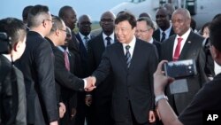 Li Yuanchao, le vice-président chinois, arrive à Bujumbura, au Burundi, le 10 mai 2017.