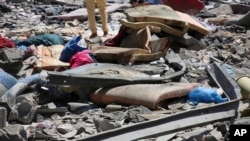 리비아 수도 트리폴리 인근 타조라 난민촌에서 공습이 있은 후 건물 잔해들이 보인다. 