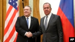 Menlu AS Mike Pompeo (kiri) bersama Menlu Rusia Sergey Lavrov di Sochi, kawasan selatan Rusia, 14 Mei 2019. 