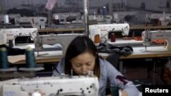 一名中国女工在成衣厂工作（资料图）