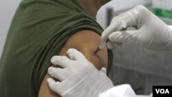 រូបឯកសារ៖ ការ​ចាក់​វ៉ាក់សាំង​បង្ការ​ជំងឺ​កូវីដ១៩​ ស៊ីណូហ្វាម​​ នៅ​ភ្នំពេញ​ ថ្ងៃ​ទី១០​ ខែ​កុម្ភៈ​ ឆ្នាំ​២០២១​។ (ហ៊ាន សុជាតា​​/វីអូអេ) 